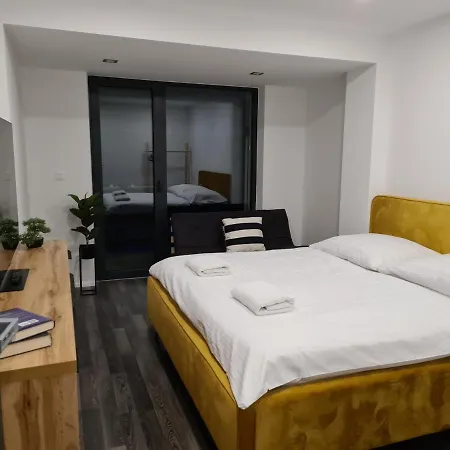 365 Linea Apartment Piest'any